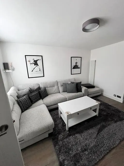 Luxury Ground Floor Maisonette Hounslow Apartment