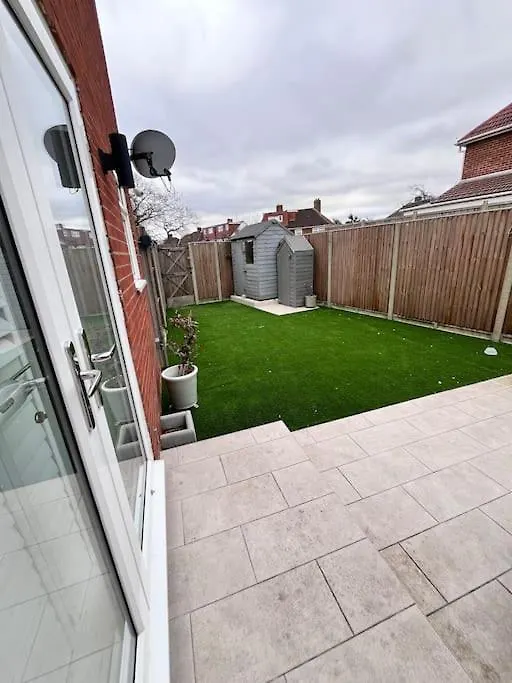 Apartment Luxury Ground Floor Maisonette Hounslow United Kingdom