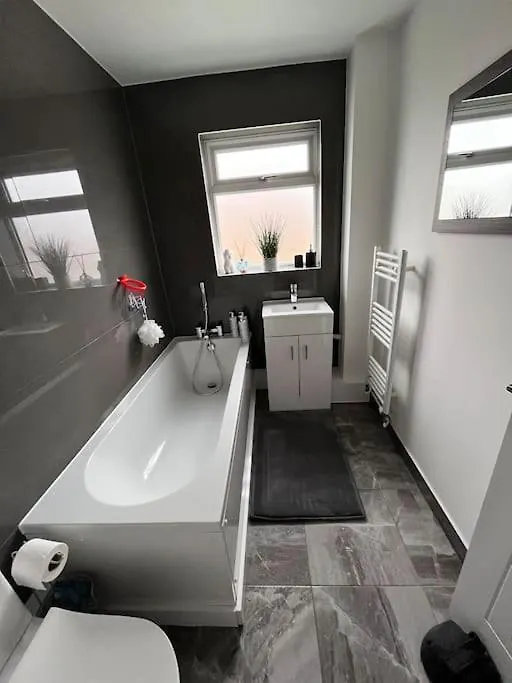 Luxury Ground Floor Maisonette Hounslow 0*,